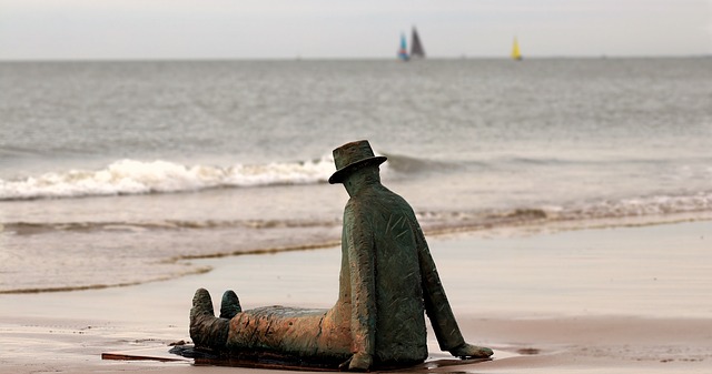 socha na pláži